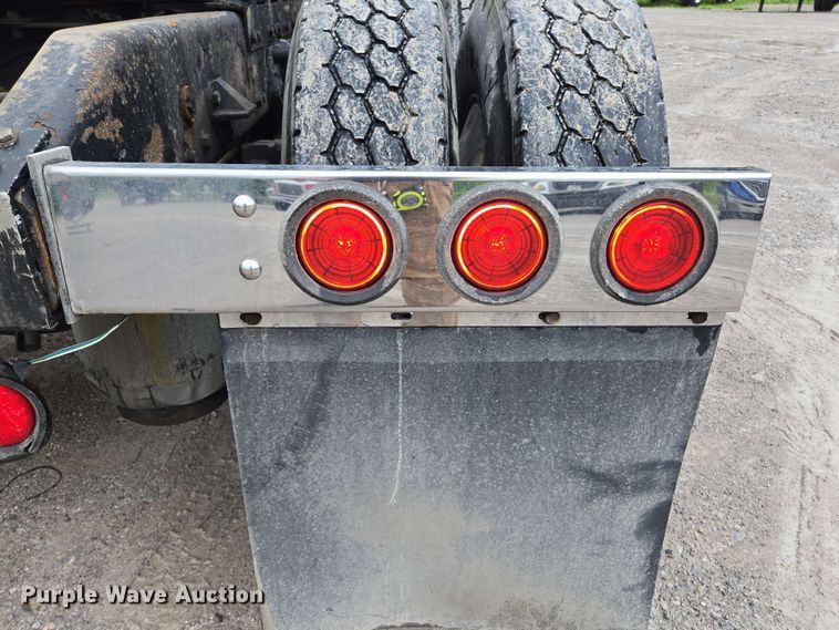 image for item EL2069 2006 Peterbilt 379 semi truck