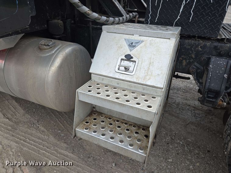 image for item EL2069 2006 Peterbilt 379 semi truck