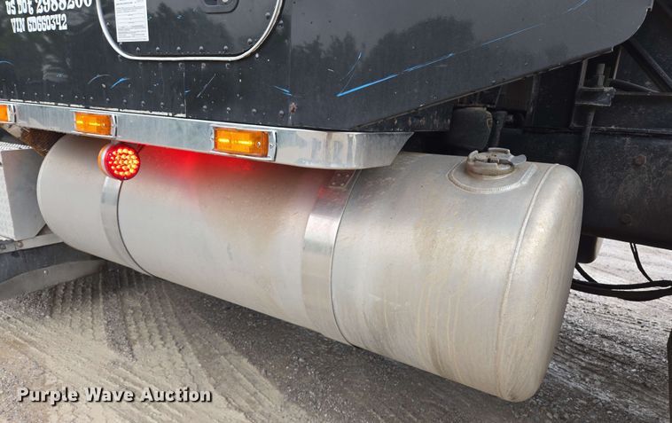 image for item EL2069 2006 Peterbilt 379 semi truck