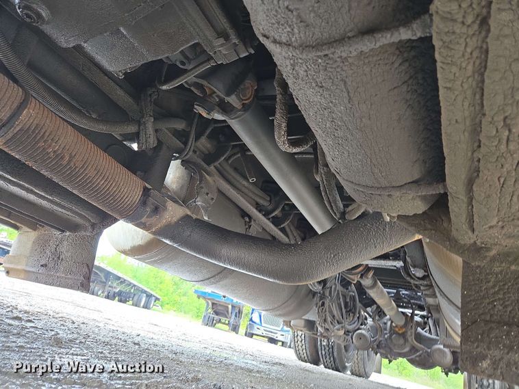 image for item EL2069 2006 Peterbilt 379 semi truck