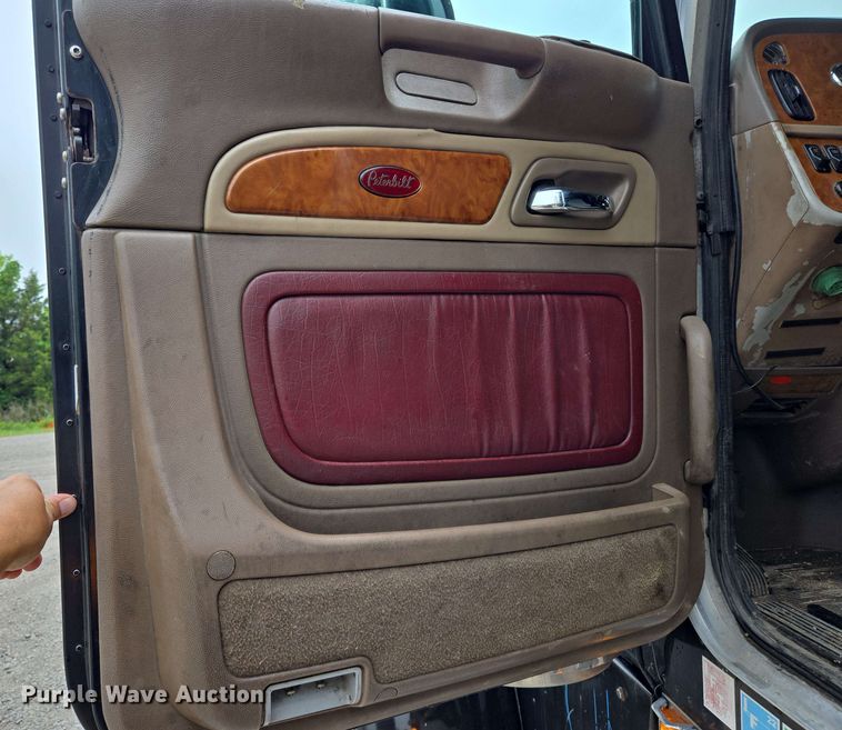 image for item EL2069 2006 Peterbilt 379 semi truck