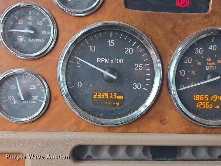 image for item EL2069 2006 Peterbilt 379 semi truck