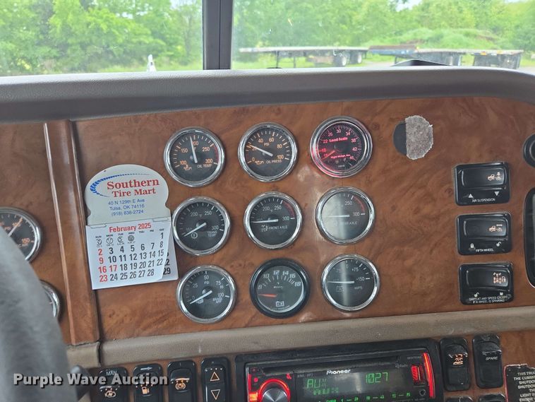 image for item EL2069 2006 Peterbilt 379 semi truck