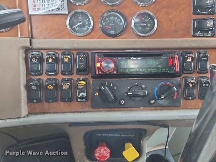 image for item EL2069 2006 Peterbilt 379 semi truck