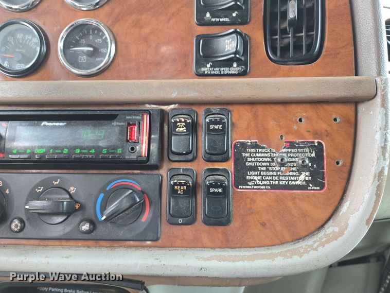 image for item EL2069 2006 Peterbilt 379 semi truck