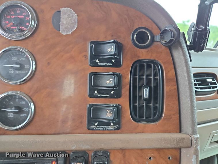image for item EL2069 2006 Peterbilt 379 semi truck