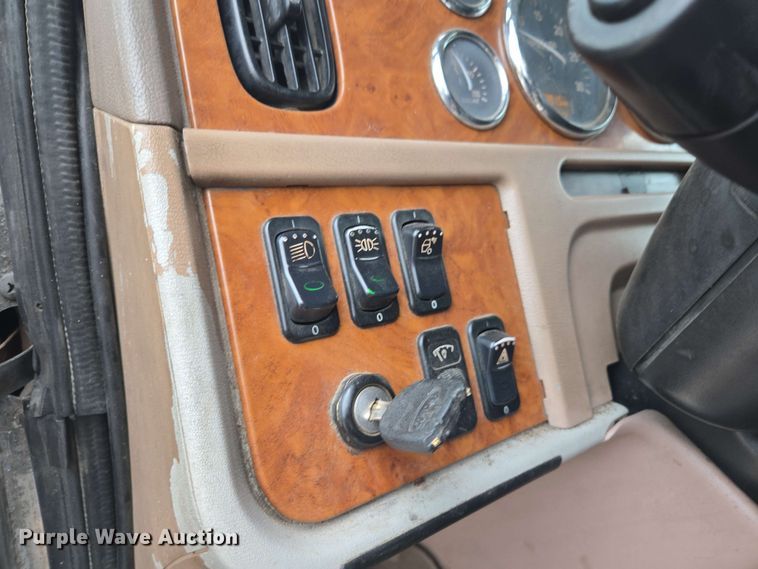 image for item EL2069 2006 Peterbilt 379 semi truck