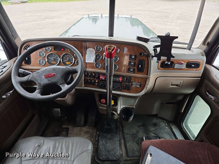 image for item EL2069 2006 Peterbilt 379 semi truck
