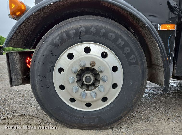 image for item EL2069 2006 Peterbilt 379 semi truck