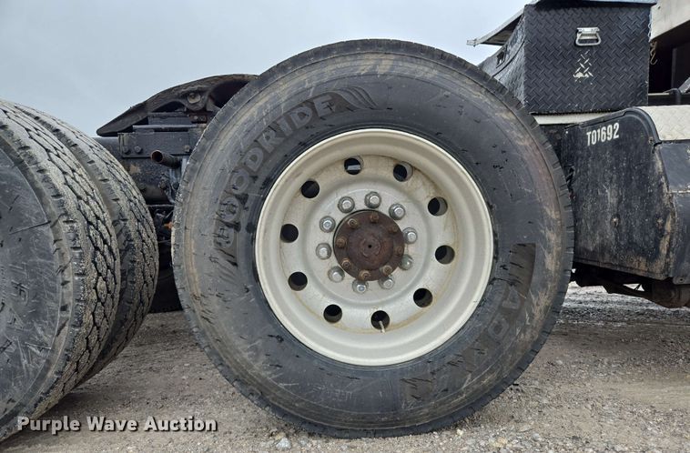 image for item EL2069 2006 Peterbilt 379 semi truck