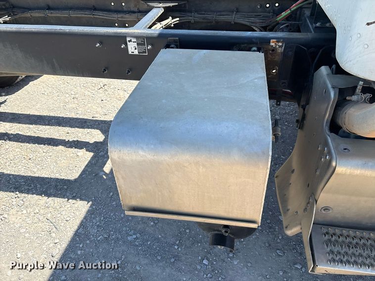 image for item EL2103 2017 Peterbilt 337 truck cab and chassis