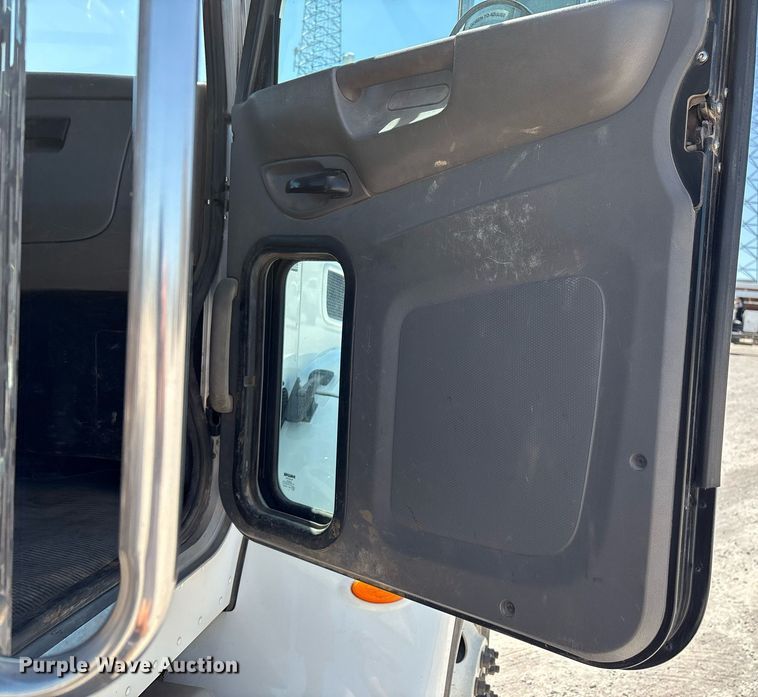 image for item EL2103 2017 Peterbilt 337 truck cab and chassis