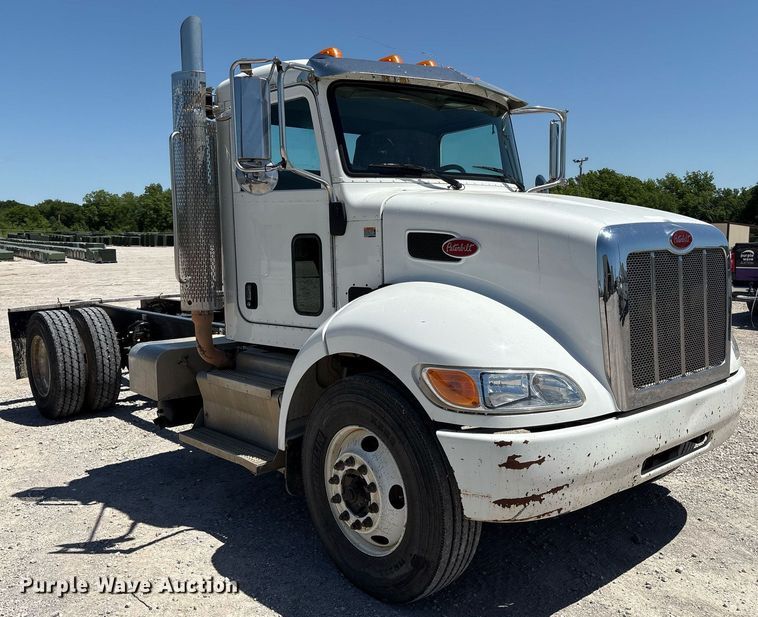 image for item EL2105 2017 Peterbilt 337 truck cab and chassis