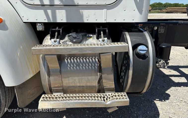 image for item EL2105 2017 Peterbilt 337 truck cab and chassis