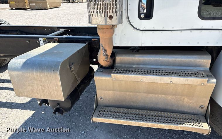image for item EL2105 2017 Peterbilt 337 truck cab and chassis