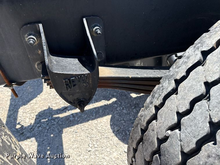 image for item EL2105 2017 Peterbilt 337 truck cab and chassis