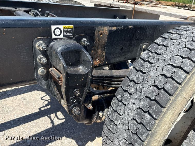 image for item EL2105 2017 Peterbilt 337 truck cab and chassis