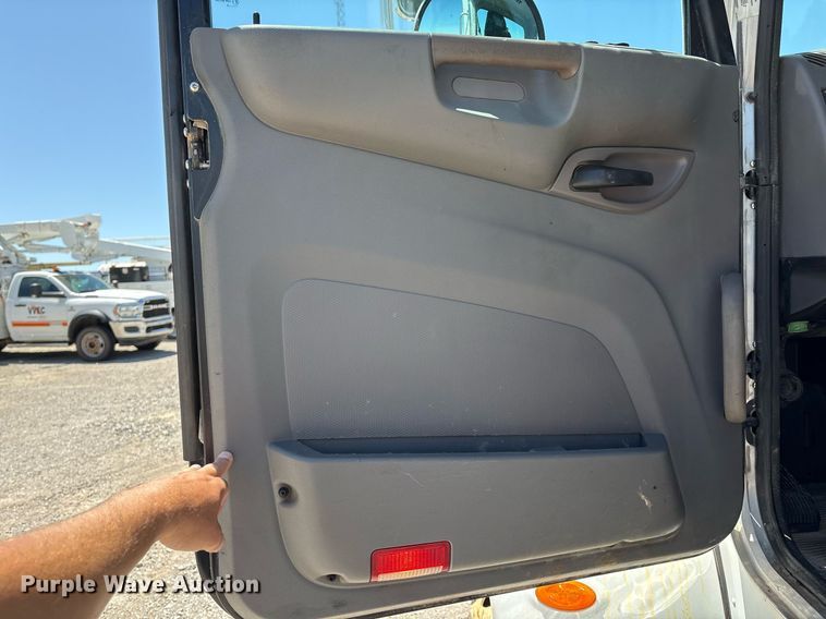 image for item EL2105 2017 Peterbilt 337 truck cab and chassis