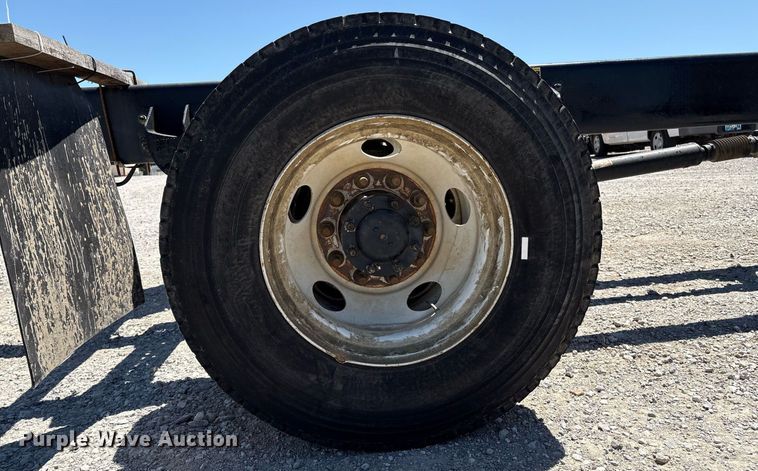 image for item EL2105 2017 Peterbilt 337 truck cab and chassis