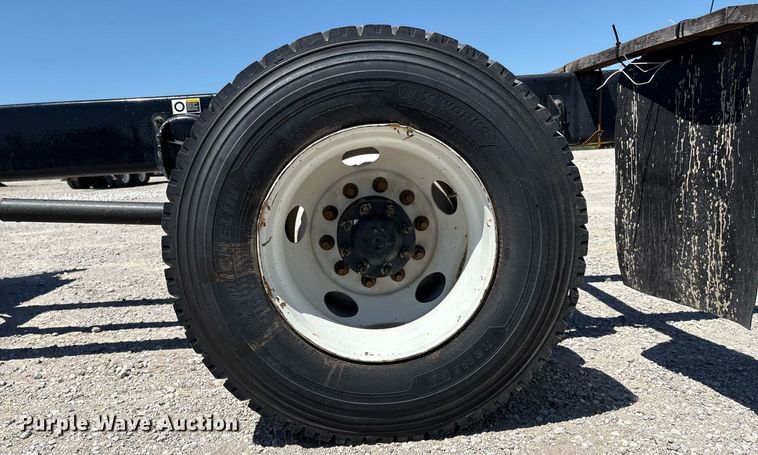 image for item EL2105 2017 Peterbilt 337 truck cab and chassis