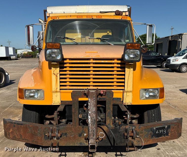 image for item EM2505 2001 International 4900 dump truck
