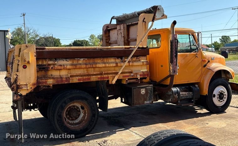 image for item EM2505 2001 International 4900 dump truck