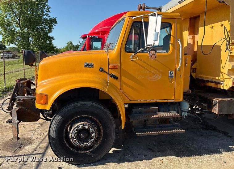 image for item EM2505 2001 International 4900 dump truck