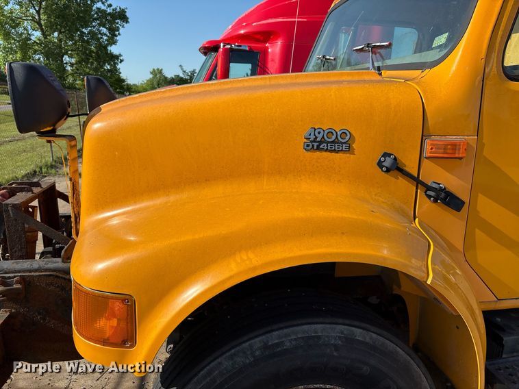 image for item EM2505 2001 International 4900 dump truck