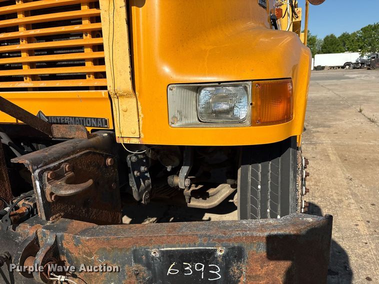 image for item EM2505 2001 International 4900 dump truck