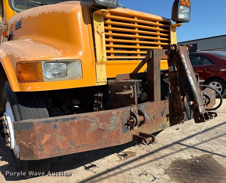 image for item EM2505 2001 International 4900 dump truck