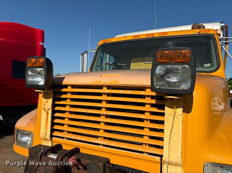 image for item EM2505 2001 International 4900 dump truck