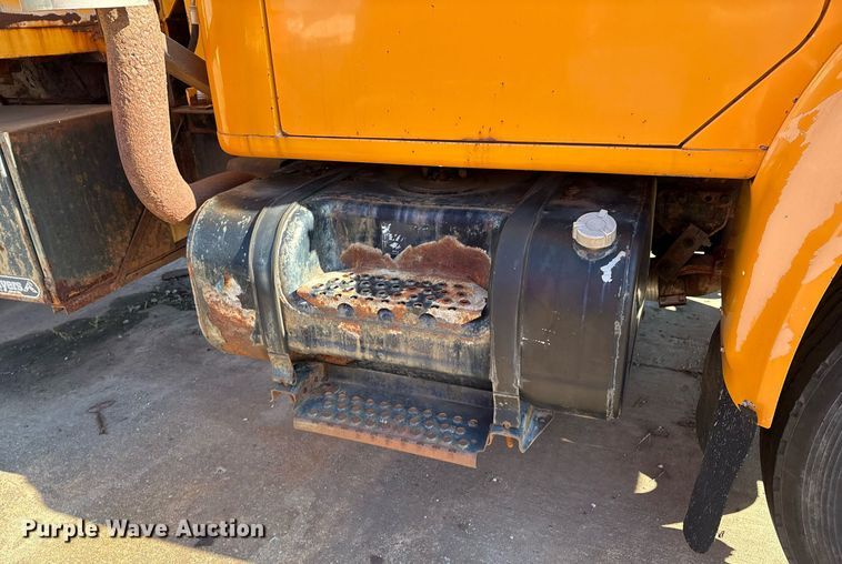 image for item EM2505 2001 International 4900 dump truck