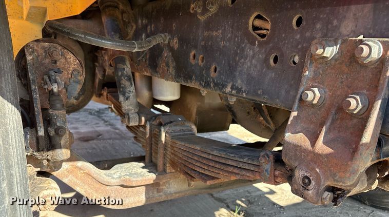 image for item EM2505 2001 International 4900 dump truck