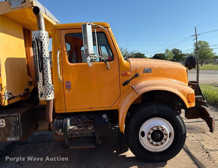 image for item EM2505 2001 International 4900 dump truck