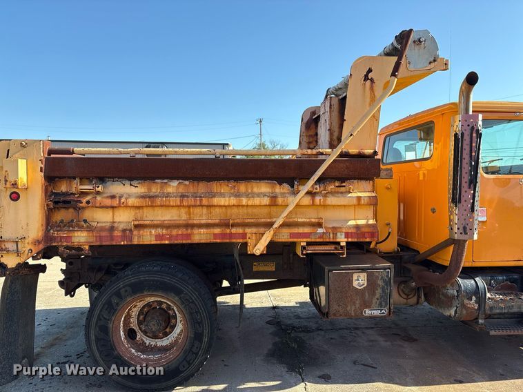 image for item EM2505 2001 International 4900 dump truck