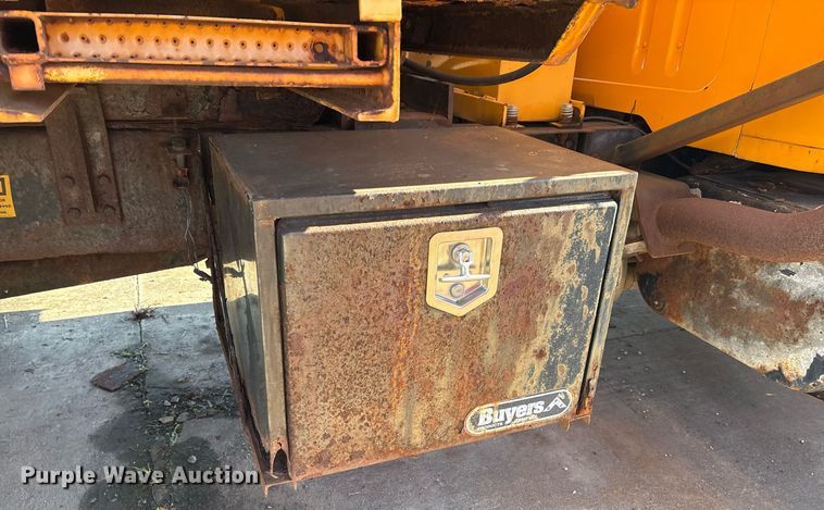 image for item EM2505 2001 International 4900 dump truck