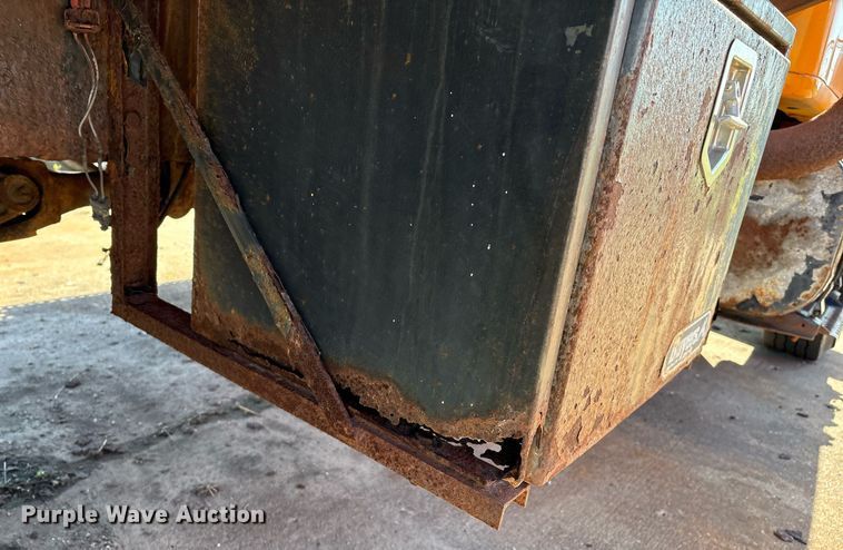 image for item EM2505 2001 International 4900 dump truck