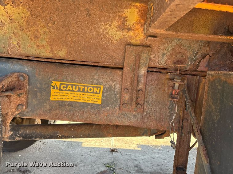 image for item EM2505 2001 International 4900 dump truck