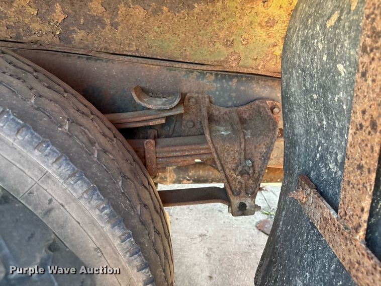 image for item EM2505 2001 International 4900 dump truck