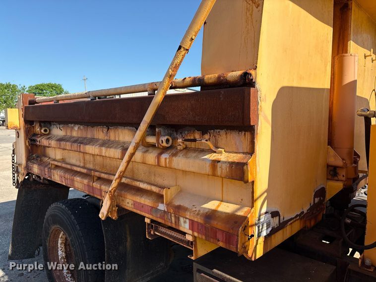 image for item EM2505 2001 International 4900 dump truck