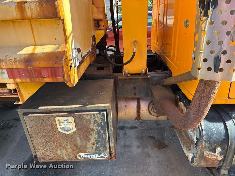 image for item EM2505 2001 International 4900 dump truck