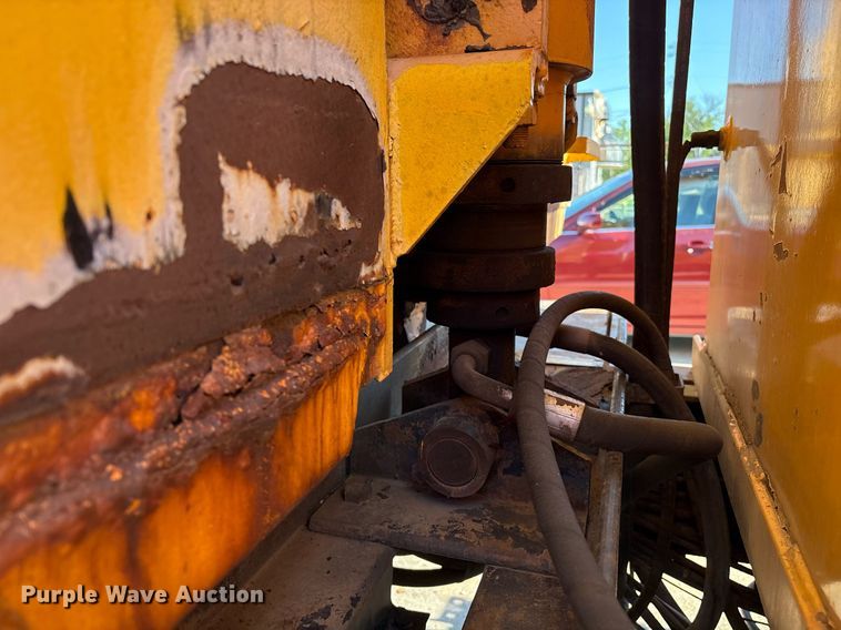 image for item EM2505 2001 International 4900 dump truck