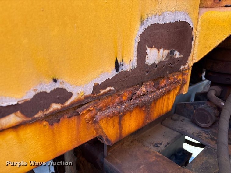 image for item EM2505 2001 International 4900 dump truck