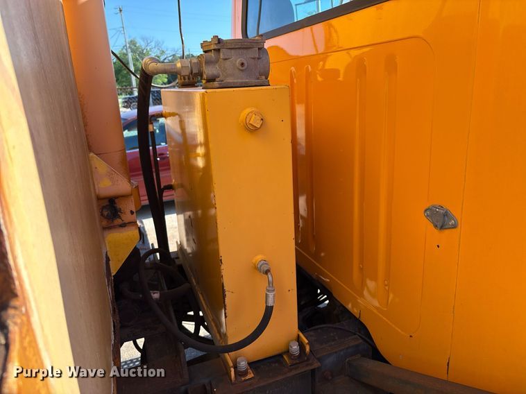 image for item EM2505 2001 International 4900 dump truck