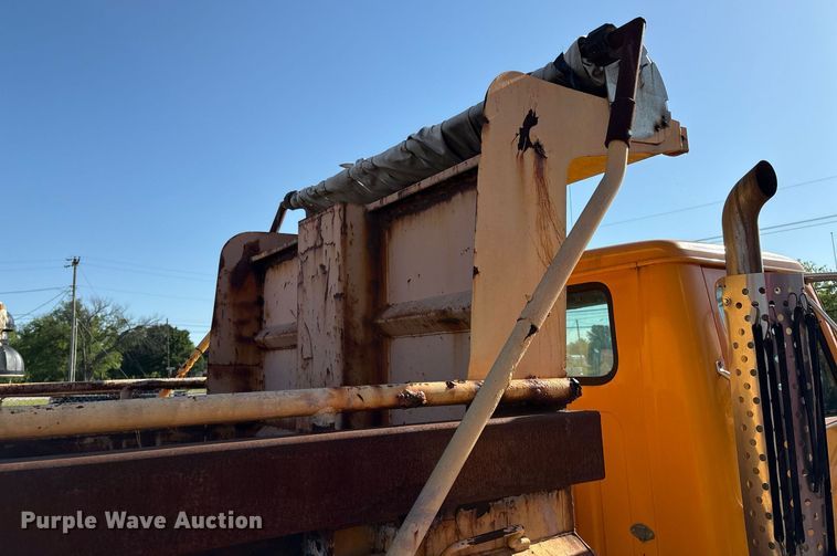 image for item EM2505 2001 International 4900 dump truck