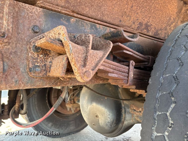 image for item EM2505 2001 International 4900 dump truck