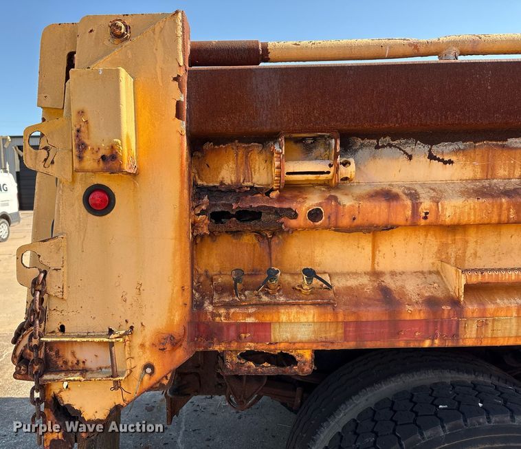 image for item EM2505 2001 International 4900 dump truck