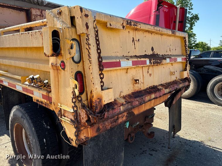 image for item EM2505 2001 International 4900 dump truck