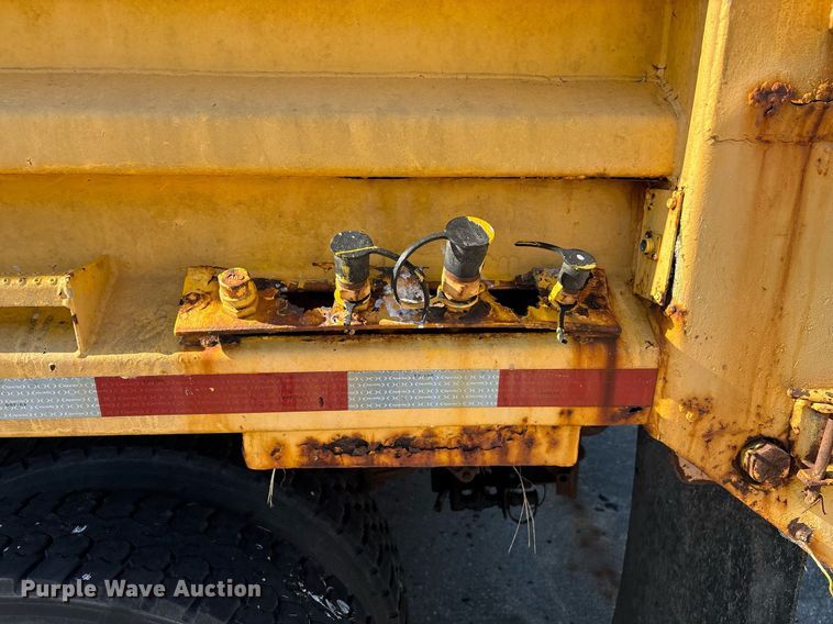 image for item EM2505 2001 International 4900 dump truck