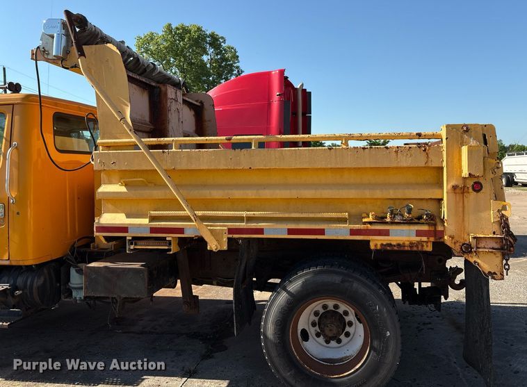 image for item EM2505 2001 International 4900 dump truck